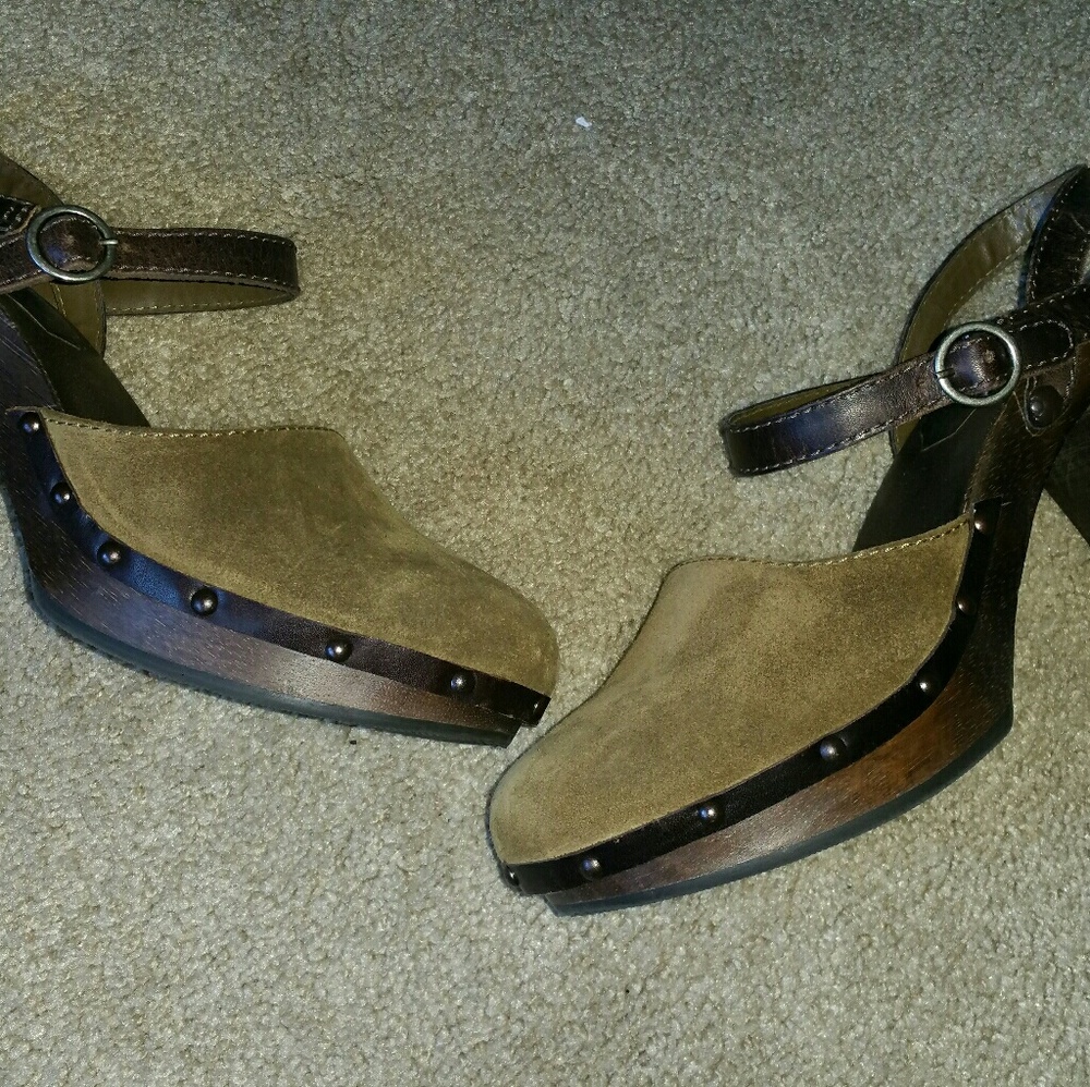 Shoes - Picture 2 of 5